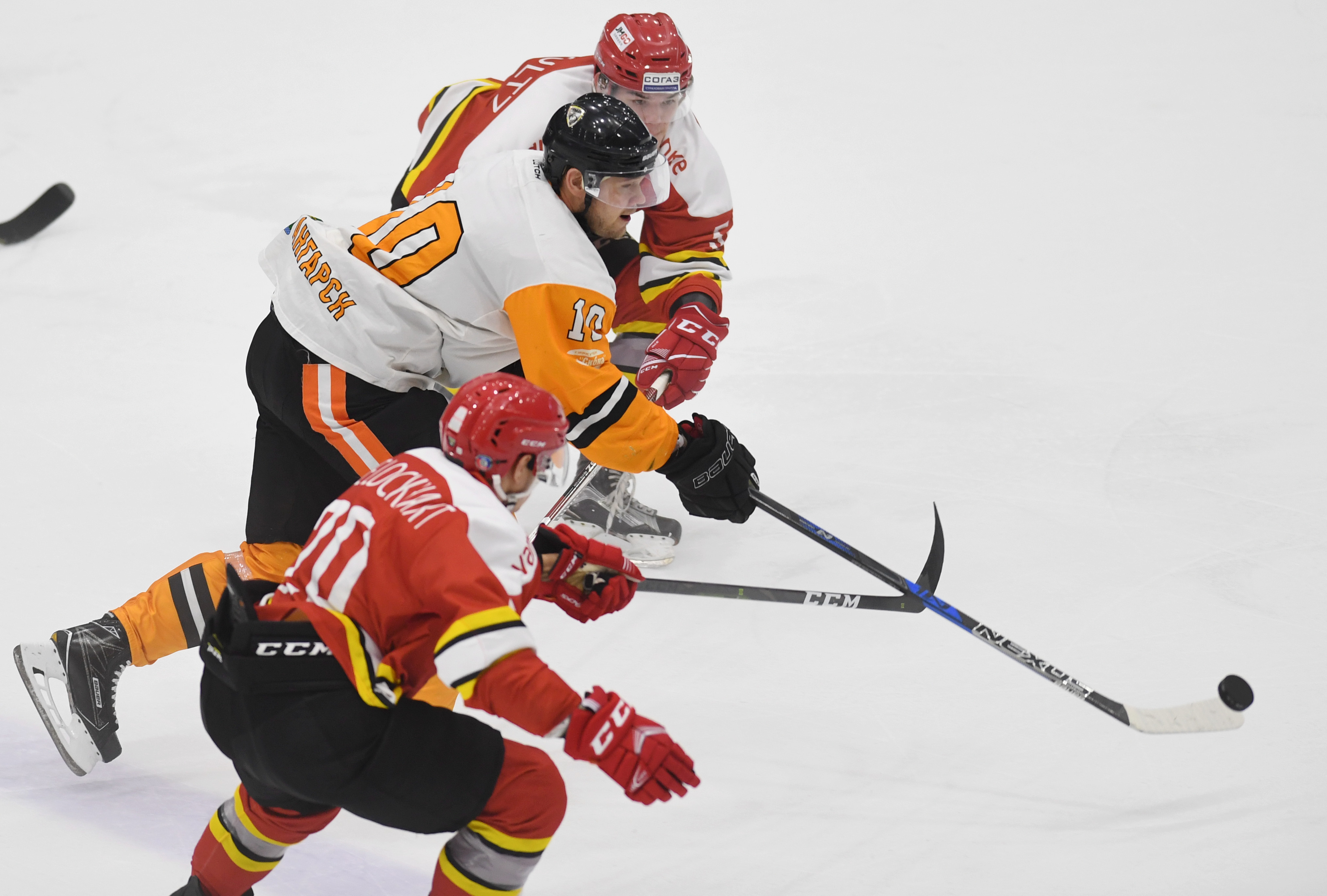 一场经典之战!冰球点燃球迷热情的简单介绍 一场经典之战!冰球点燃球迷热情的简单介绍