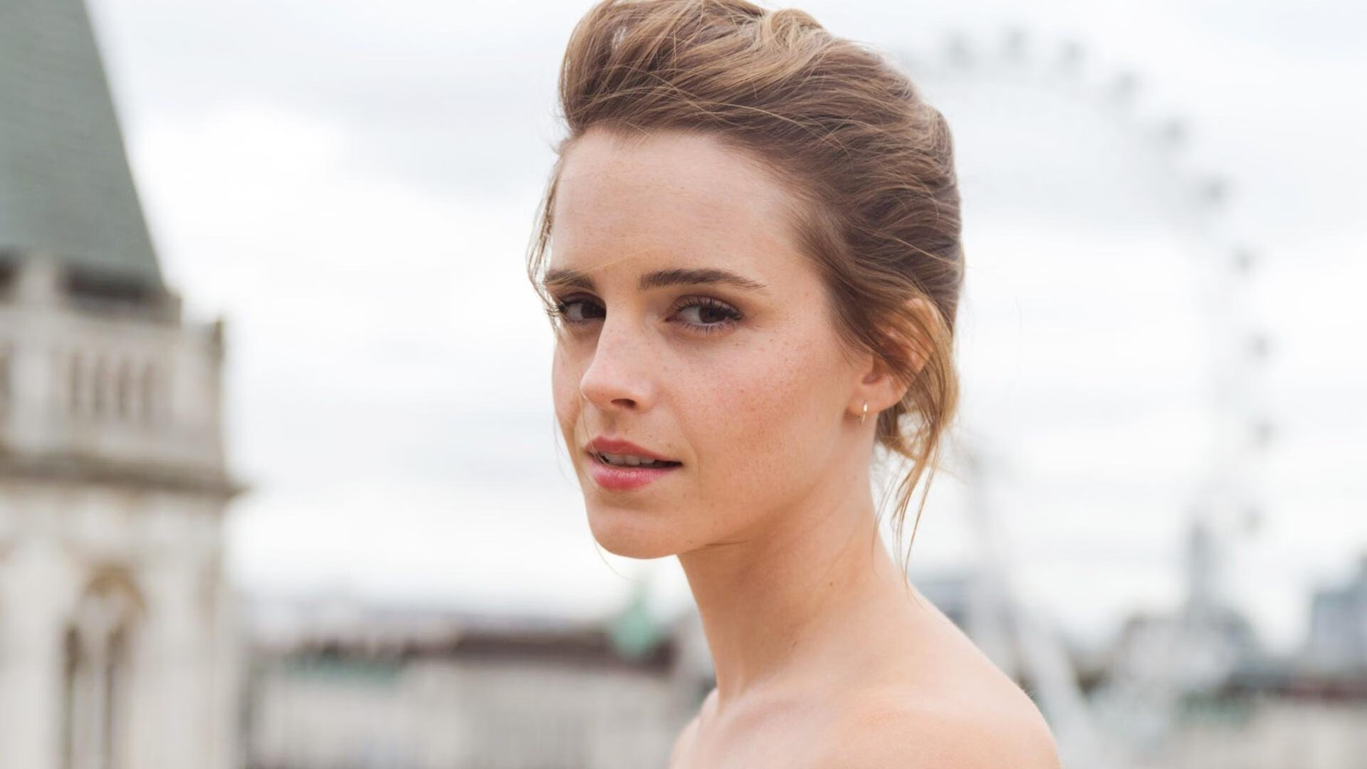 格纳布里用皇马球衣擦拭奖杯，那天晚上，伯纳乌为对手起立