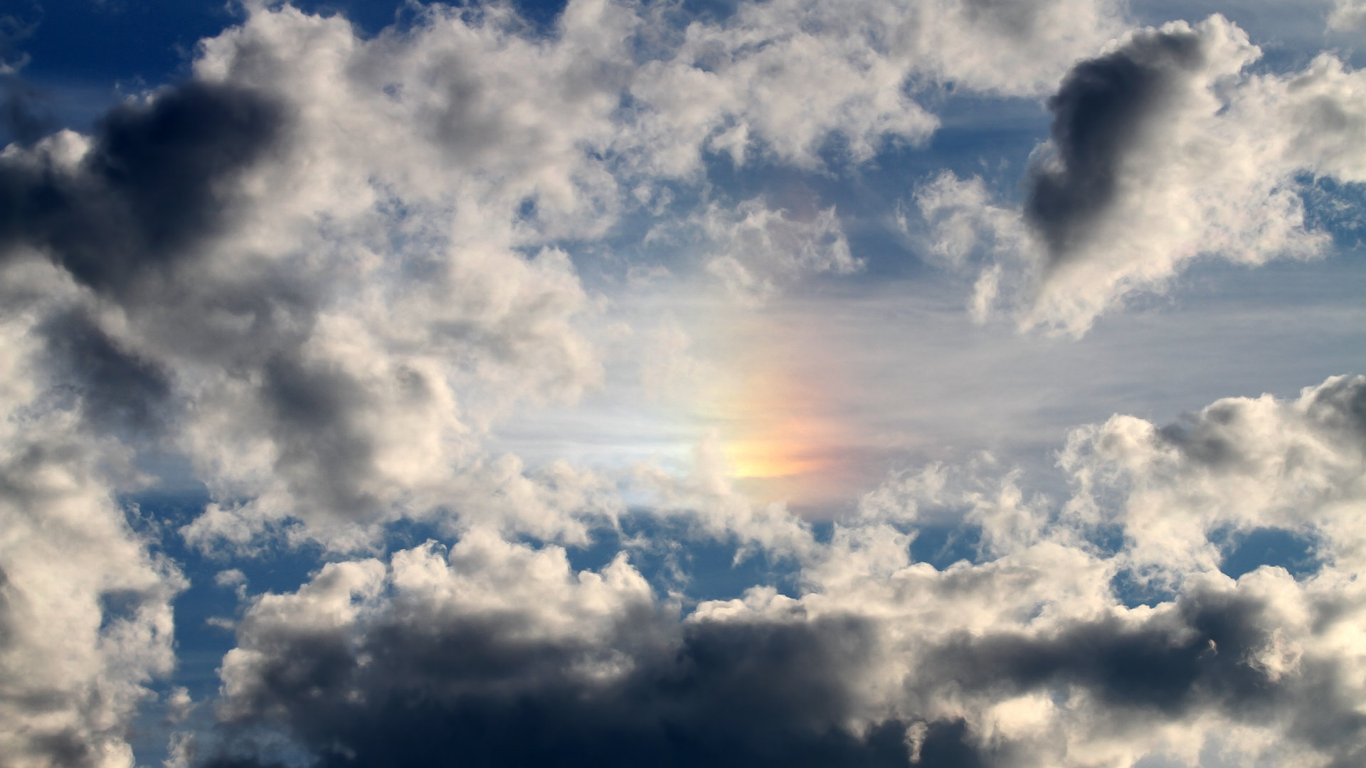 银色战神与绿茵狂想曲，当汉密尔顿为阿斯顿·马丁点燃焚城烈焰